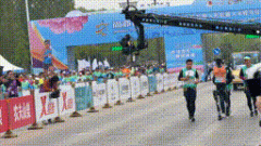 10倍杠杆一天能挣50万吗 冲线！“天工”夺得全球首个人形机器人半马冠军